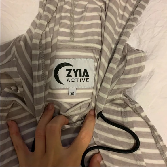 Zyia crop top - Picture 2 of 2